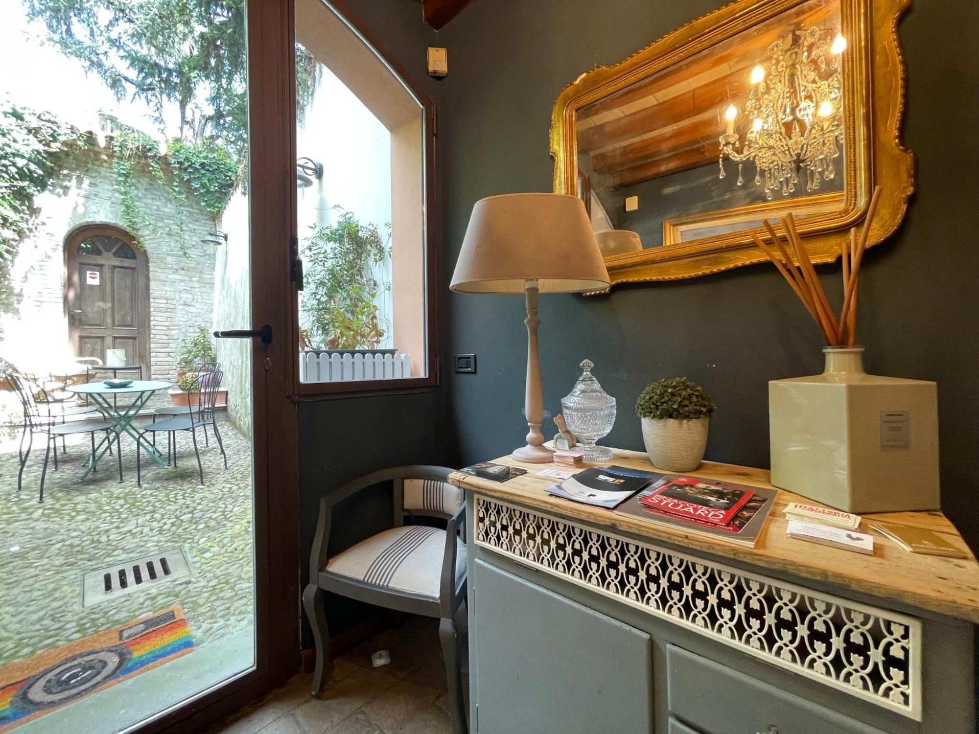 Le Camere Di Bsuites Affittacamere Parma Exteriör bild
